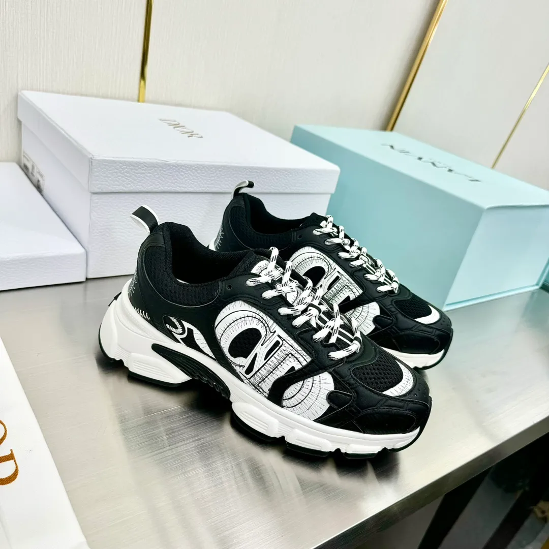 👟👟Ex-factory price 560👟👟 Dior Casual Sports Shoes Dad Shoes This new Dior Chrono sports shoe autumn ready-to-wear series reinterprets running shoes with Dior's high-end style. White and black mesh fabric with leather-effect panels, CD logo on the sides, star patch on the tongue and Dior logo on the heel, many details highlight the style. Using two-color laces, lightweight soles with star decoration, it can create a casual look all year round ▪️Size: 35-40